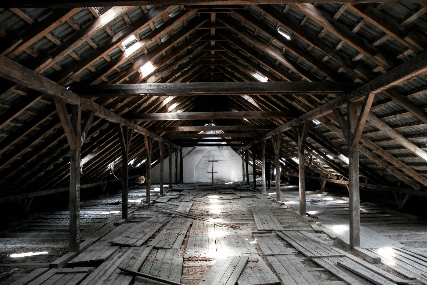 Grand comble perdu sous une charpente en bois